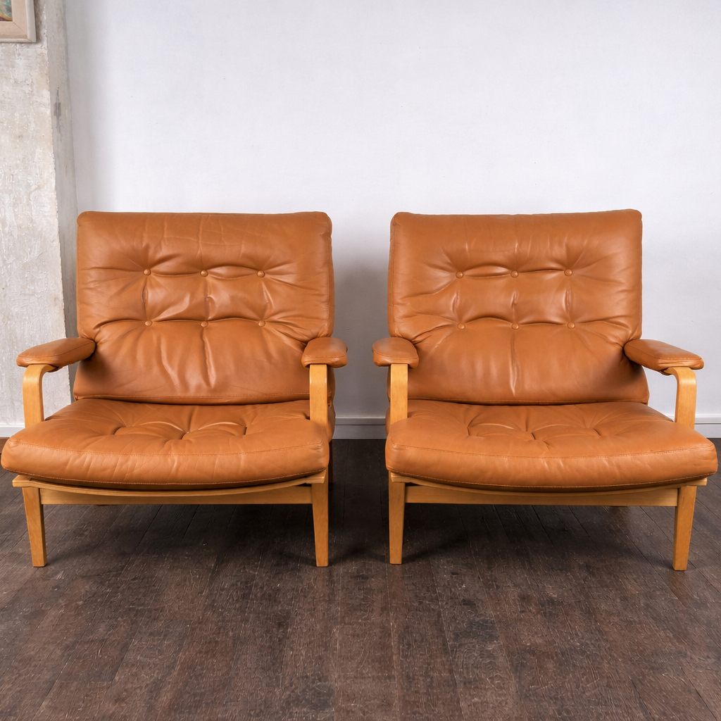 Paire de fauteuils modèle Ingrid en hêtre et cuir par Bruno Mathsson pour Dux Ingrid Lounge Chairs, Danemark, 1960 – vue de face – en cuir – Danemark, années 1960 – Atelier 56