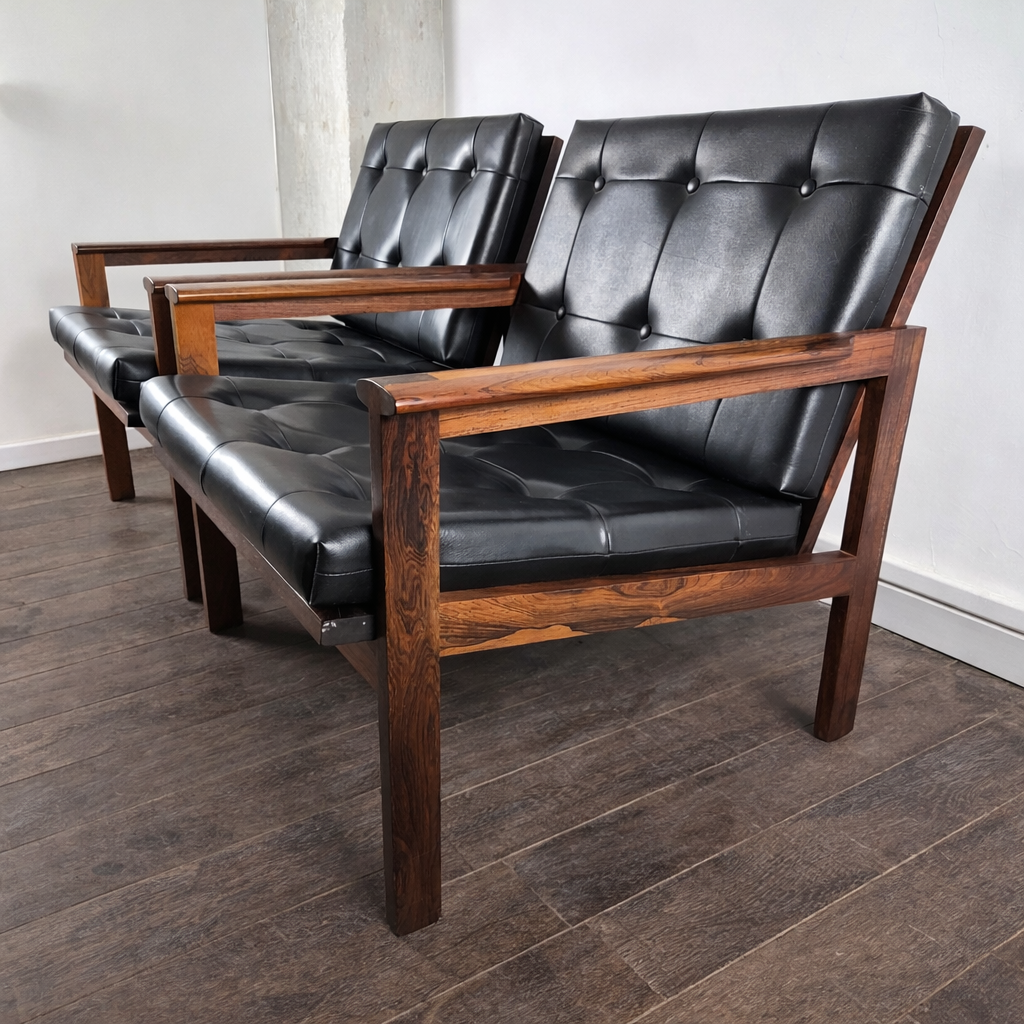 Paire de fauteuil en palissandre modèle Capella par Illum Wikkelsø pour Niels Eilersen, Danemark, 1960 – vue de profil – en palissandre, cuir, simili cuir – Danemark, 1960 – Atelier 56