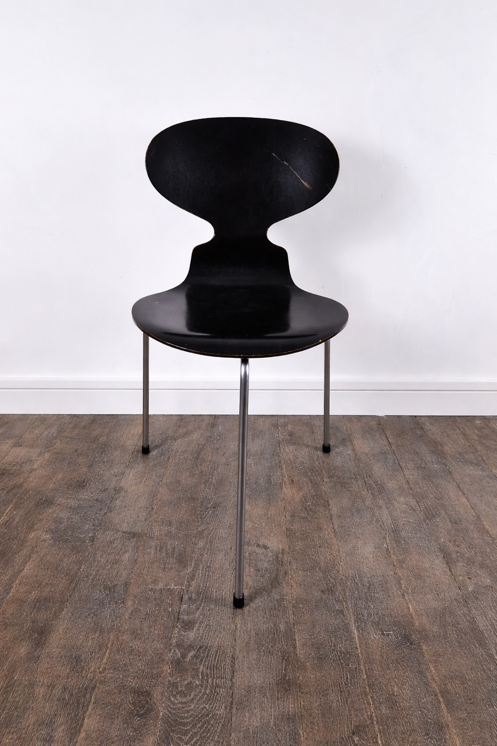Paire de chaises en hêtre noir satiné modèle 3100 "fourmi" par Arne Jacobsen pour Fritz Hansen, Danemark, 1957 – vue de trois-quarts – en métal – Danemark – Atelier 56