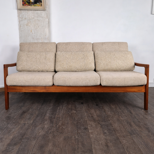 Canapé 3 places en teck et laine modèle Senator par Ole Wanscher pour P. Jeppensen Møbelfabrik – vue générale – par Børge Mogensen – en teck – Danemark, années 1960 – Atelier 56