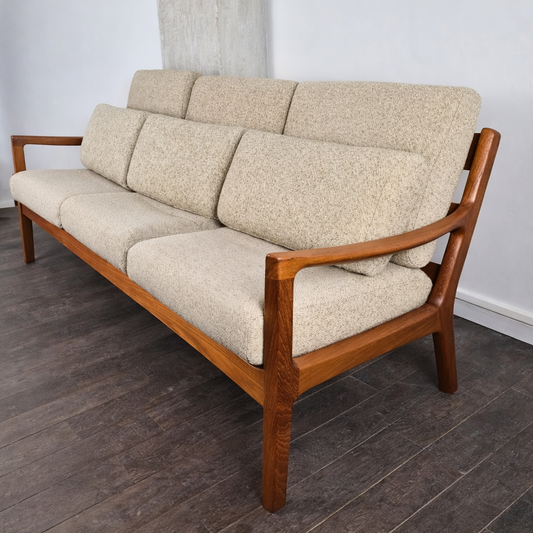 Canapé 3 places en teck et laine modèle Senator par Ole Wanscher pour P. Jeppensen Møbelfabri – vue de trois quarts – par Børge Mogensen – en teck – Danemark, années 1960 – Atelier 56