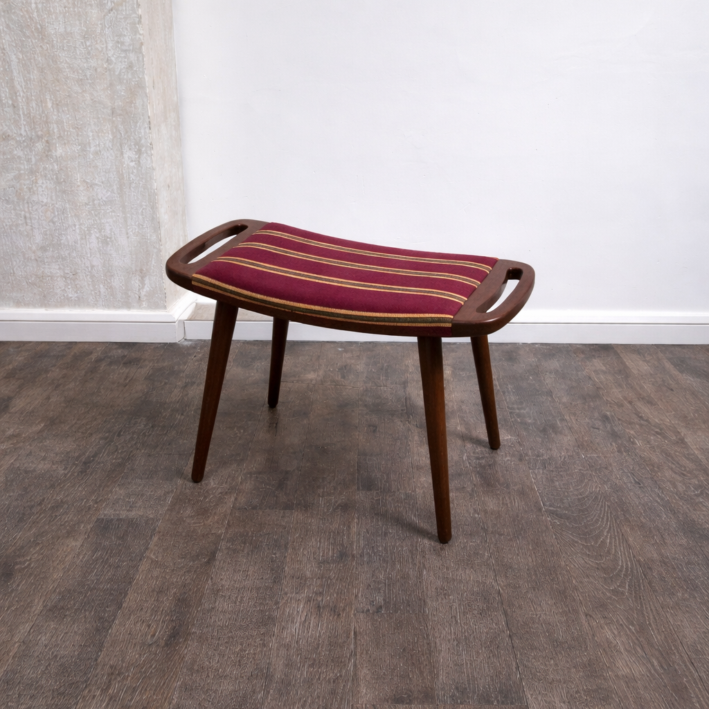Tabouret Ottoman en teck et tissus, attribué à Hans Wegner, Danemark, 1960 – vue de trois-quarts – en teck – Danemark, années 1960 – Atelier 56
