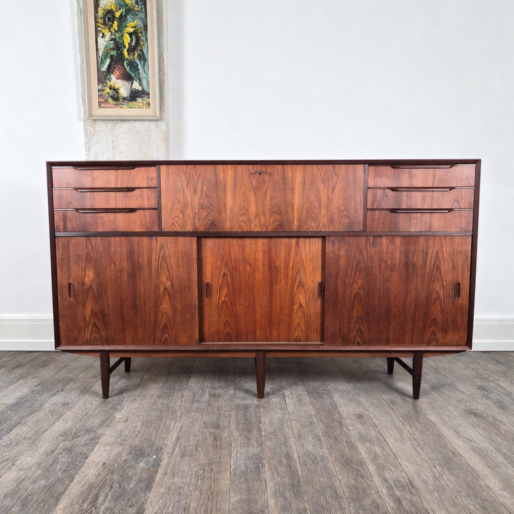 Enfilade bar en teck à tiroirs et portes, Danemark, 1960 – vue de face portes fermées – en teck, miroir – Danemark, années 1960 – Atelier 56