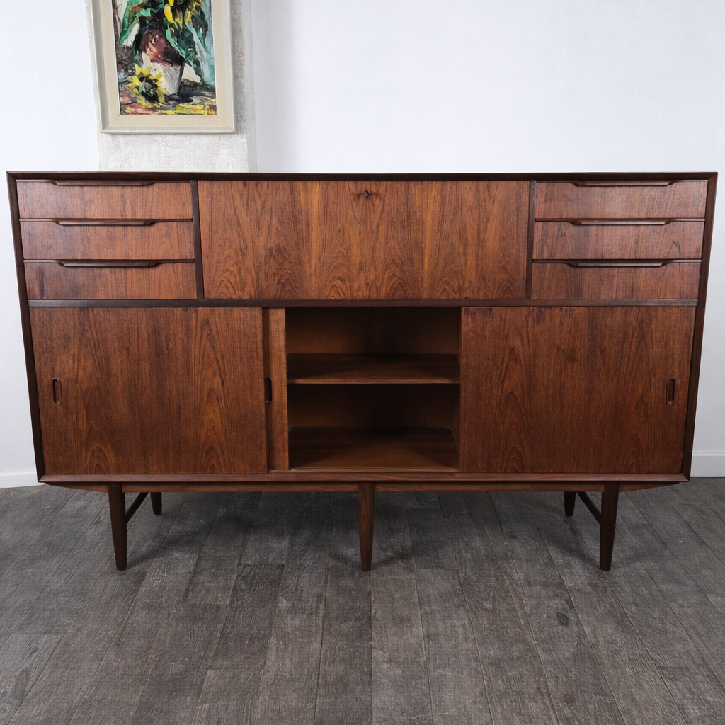 Enfilade bar en teck à tiroirs et portes, Danemark, 1960 – vue de profil – en teck, miroir – Danemark, années 1960 – Atelier 56