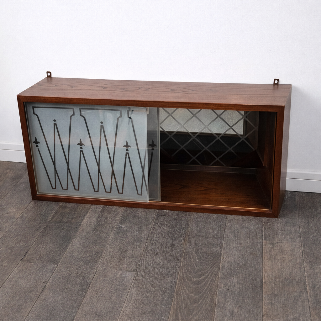 Petite armoire murale vitrée en teck à tiroirs, Danemark, 1960 – vue de profil – en teck, verre – Danemark, années 1960 – Atelier 56