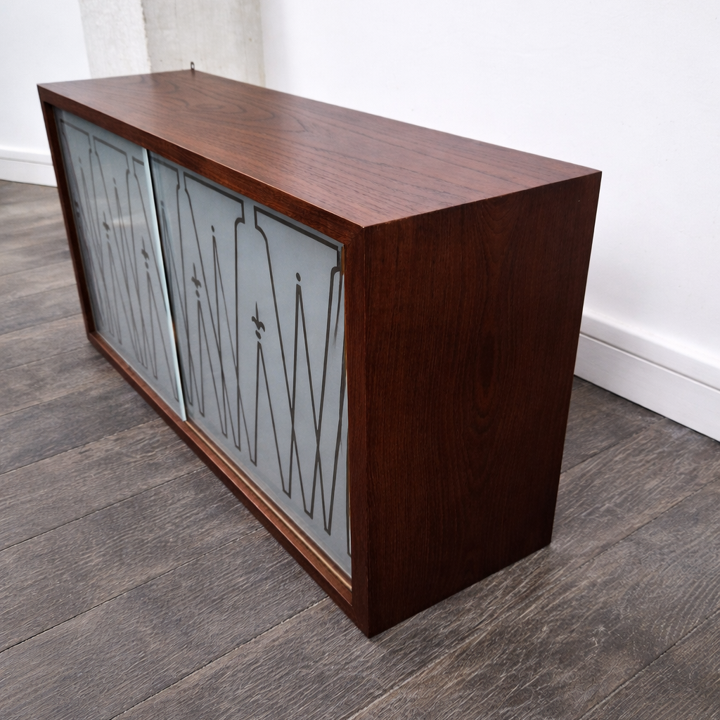 Petite armoire murale vitrée en teck à tiroirs, Danemark, 1960 – vue intérieure – en teck, verre – Danemark, années 1960 – Atelier 56