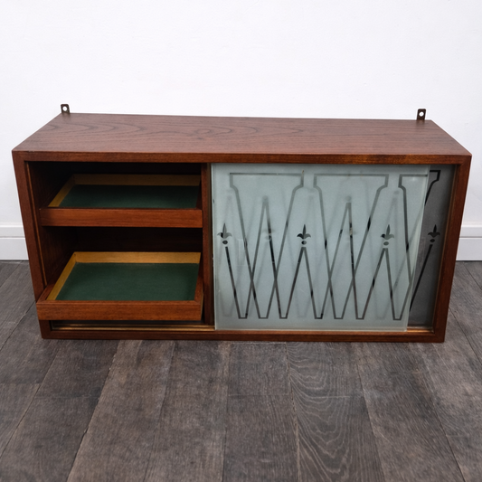 Petite armoire murale vitrée en teck à tiroirs, Danemark, 1960 – vue de trois-quarts – en teck, verre – Danemark, années 1960 – Atelier 56