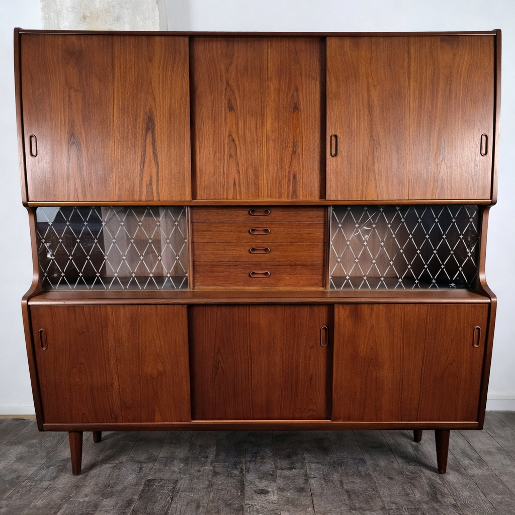 Double enfilade bar en teck par Poul M. Jessen pour PMJ Viby, Danemark, 1950 – vue de face portes fermées – en teck, miroir – Danemark, années 1950 – Atelier 56