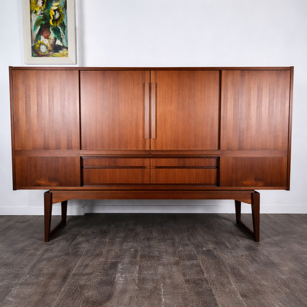 Enfilade bar en teck et palissandre à tiroirs et portes en marquèterie, Danemark, 1950 – vue de face portes fermées – en teck, palissandre – Danemark, années 1950 – Atelier 56