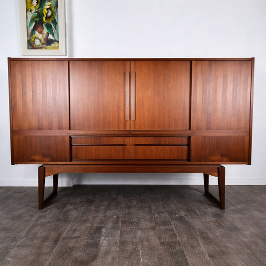 Enfilade bar en teck et palissandre à tiroirs et portes en marquèterie, Danemark, 1950 – vue de face portes fermées – en teck, palissandre – Danemark, années 1950 – Atelier 56