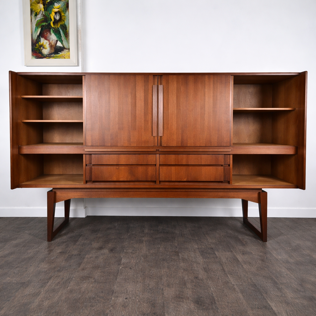 Enfilade bar en teck et palissandre à tiroirs et portes en marquèterie, Danemark, 1950 – vue de profil – en teck, palissandre – Danemark, années 1950 – Atelier 56