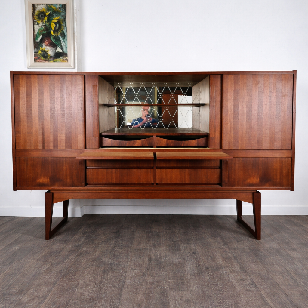 Enfilade bar en teck et palissandre à tiroirs et portes en marquèterie, Danemark, 1950 – vue de trois-quarts – en teck, palissandre – Danemark, années 1950 – Atelier 56