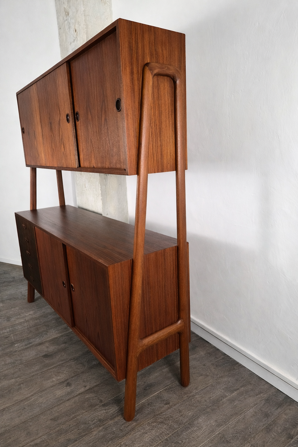 Double Enfilade Modèle 3 en Teck par Gunni Omann pour Oman Junn Møbelfabrik, Danemark, 1960 – détail du plateau et du veinage du bois – en teck – Danemark, années 1960 – Atelier 56