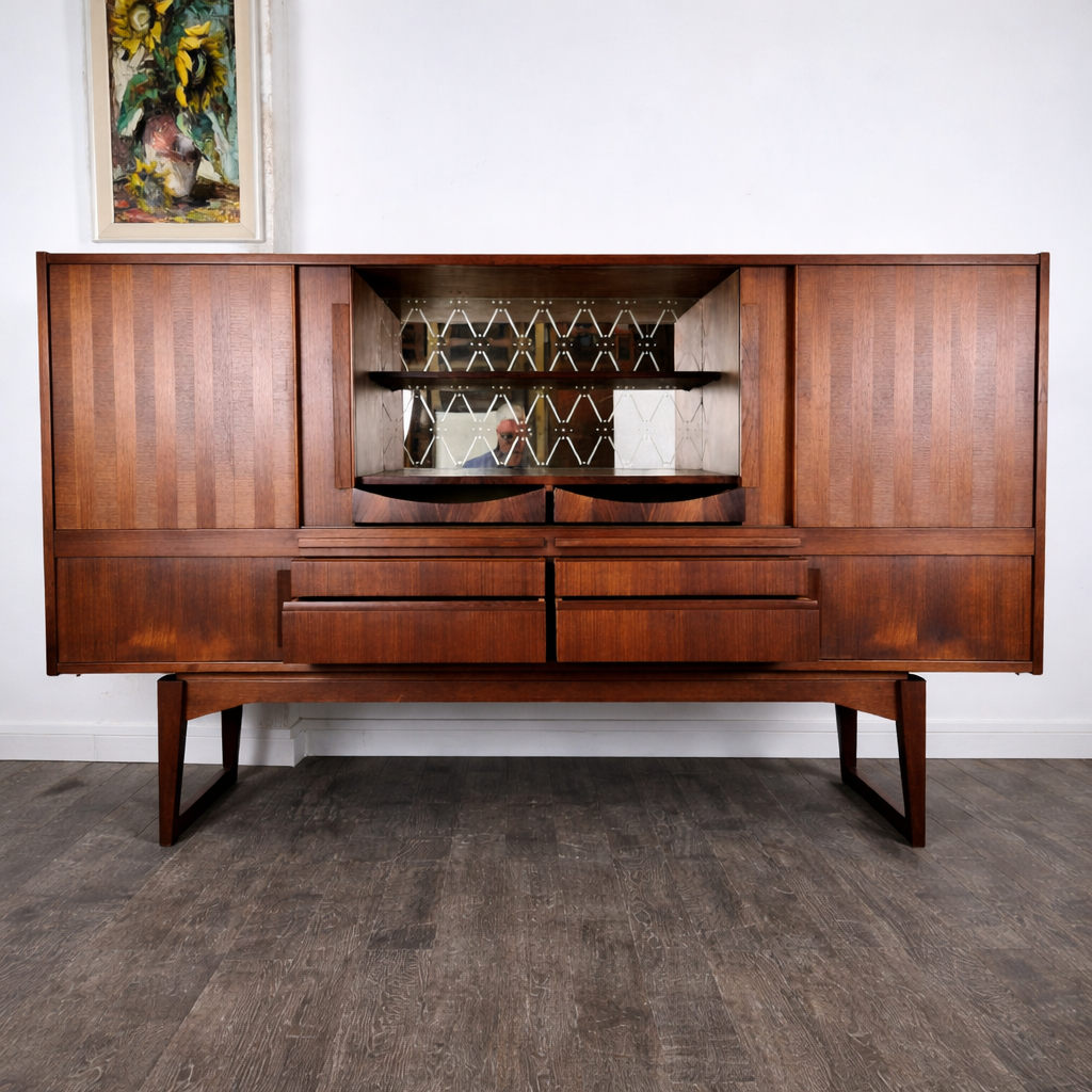 Enfilade bar en teck et palissandre à tiroirs et portes en marquèterie, Danemark, 1950 – vue portes et tiroirs ouverts – en teck, palissandre – Danemark, années 1950 – Atelier 56