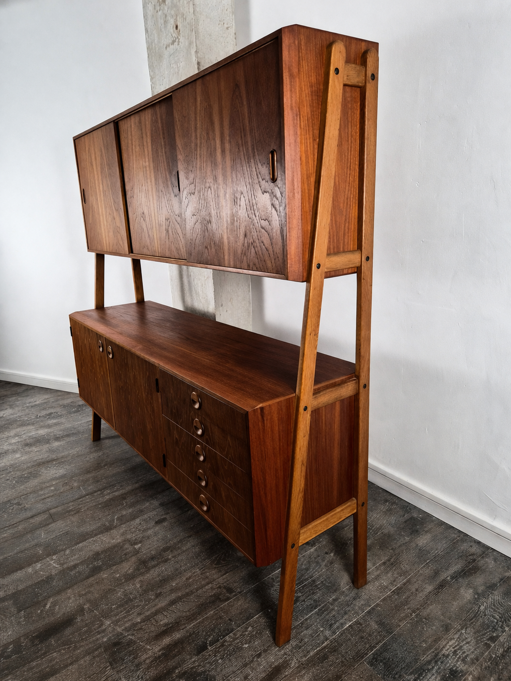 Double enfilade en teck, Danemark, années 1960. – détail du plateau et du veinage du bois – en teck, miroir – Danemark, années 1960 – Atelier 56