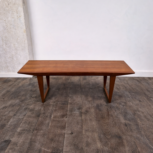 Table basse en teck modèle n°32, Kai Kristiansen pour Aksel Kjersgaard, Danemark, 1960 – vue de face – en teck – Danemark, années 1960 – Atelier 56