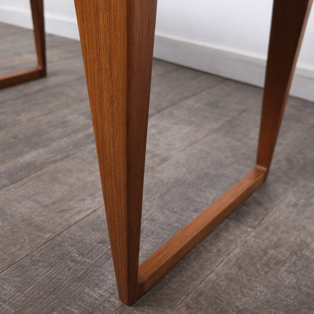 Table basse en teck modèle n°32, Kai Kristiansen pour Aksel Kjersgaard, Danemark, 1960 – vue de profil – en teck – Danemark, années 1960 – Atelier 56