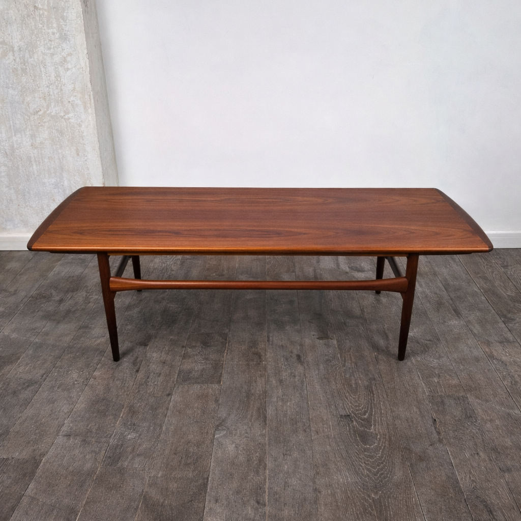 Table basse en teck avec plateaux escamotables attribuée à Robert Christensen pour Arrebo Mobler, Danemark, 1960 – vue de face – en teck – Danemark, années 1960 – Atelier 56