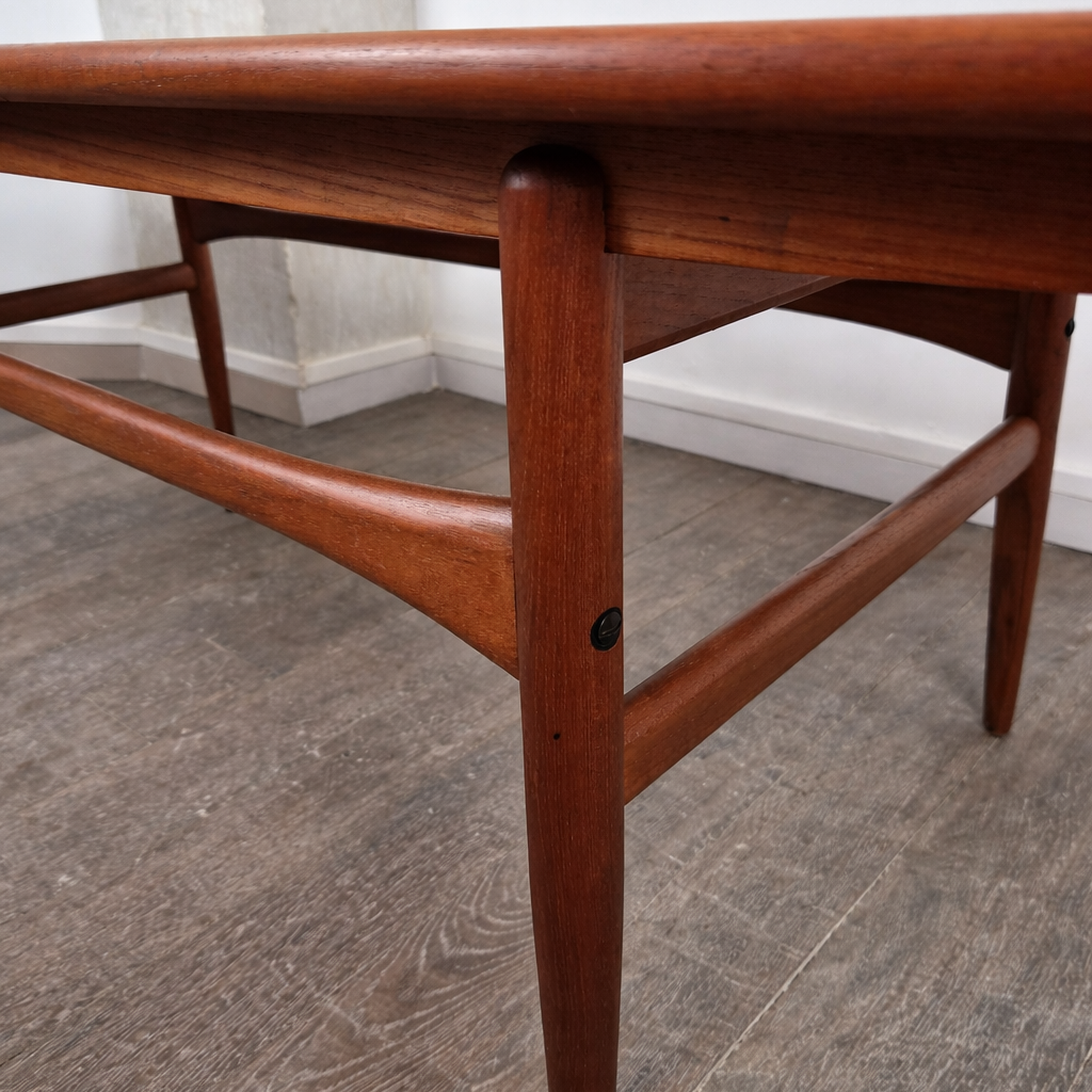 Table basse en teck avec plateaux escamotables attribuée à Robert Christensen pour Arrebo Mobler, Danemark, 1960 – détail du plateau – en teck – Danemark, années 1960 – Atelier 56