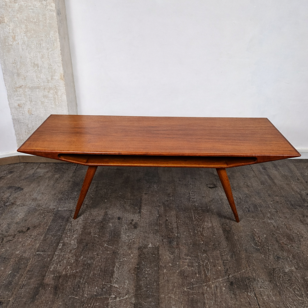Table basse en teck model 100 by Gunni Omann pour Omann Jun, Danemark, 1960 – vue de face – en teck – Danemark, années 1960 – Atelier 56