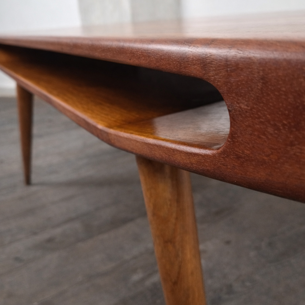 Table basse en teck model 100 by Gunni Omann pour Omann Jun, Danemark, 1960 – vue de profil – en teck – Danemark, années 1960 – Atelier 56