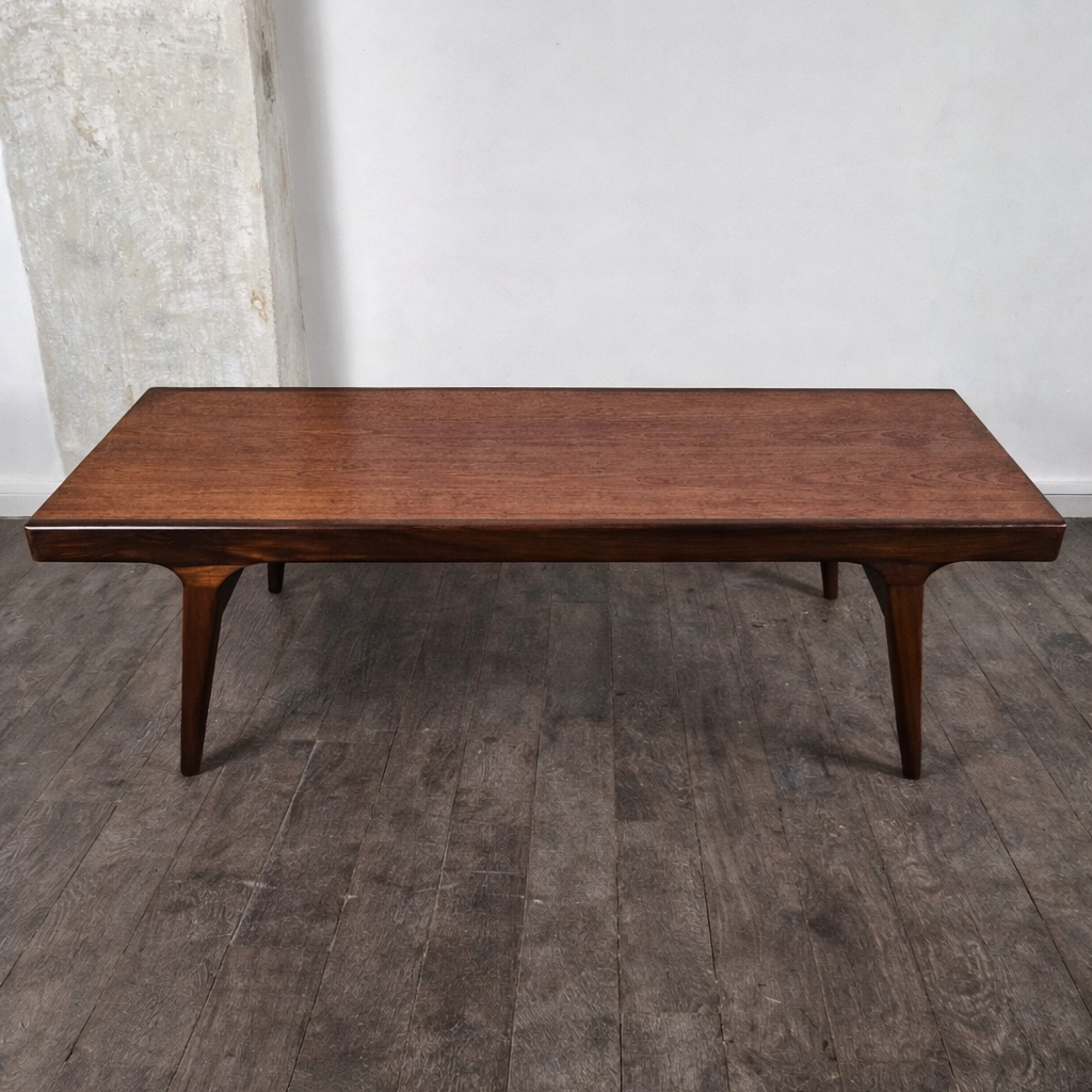 Table basse en teck avec ouverture et tiroir par Johannes Andersen pour Uldum Møbelfabrik, Danemark, 1960 – vue de face – en teck – Danemark, années 1960 – Atelier 56