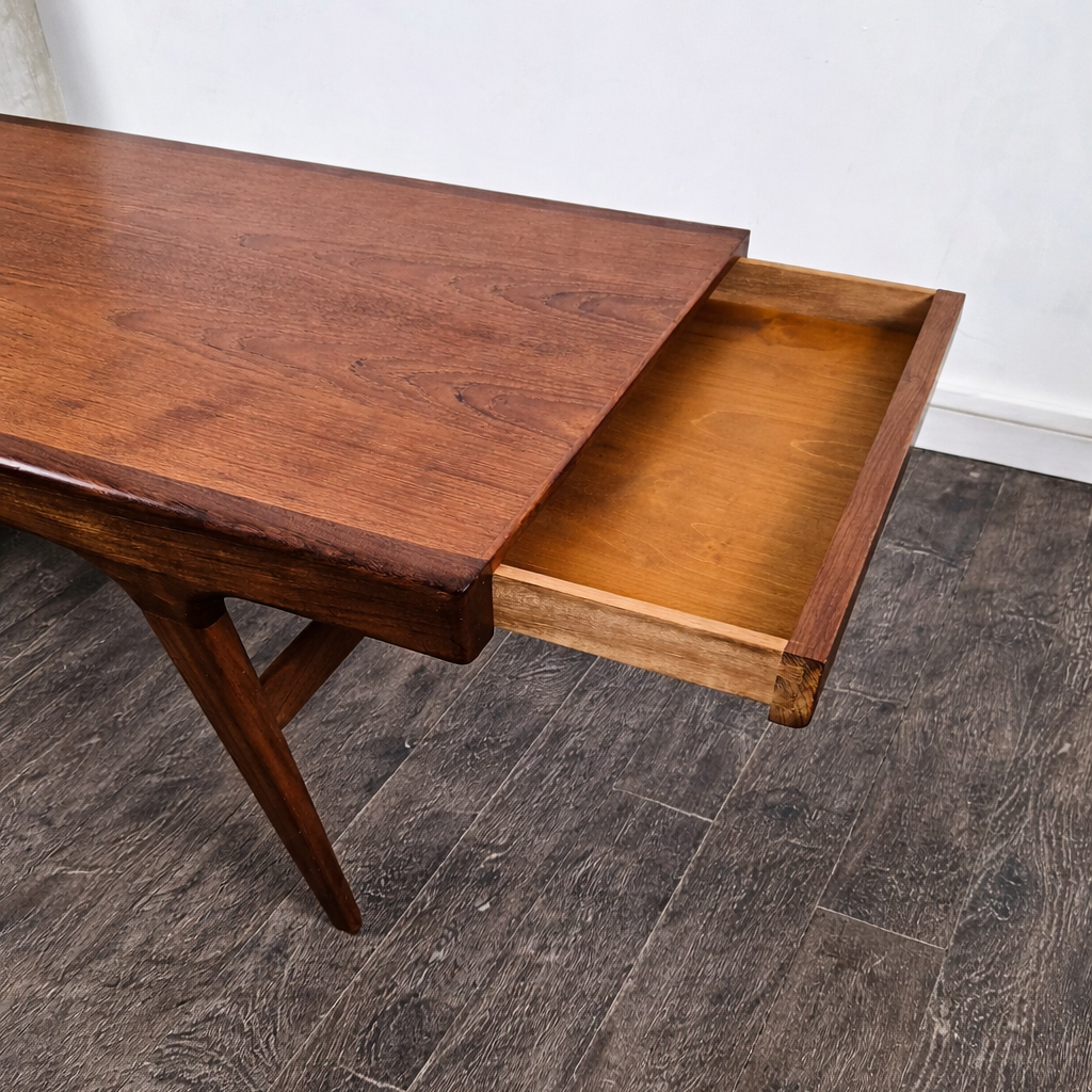 Table basse en teck avec ouverture et tiroir par Johannes Andersen pour Uldum Møbelfabrik, Danemark, 1960 – détail du plateau – en teck – Danemark, années 1960 – Atelier 56