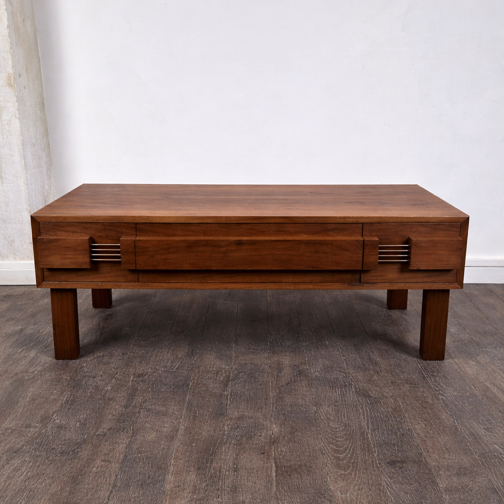 Table basse à tiroirs en teck, Suède 1960 – vue de face – en teck, laiton – Suède, années 1960 – Atelier 56