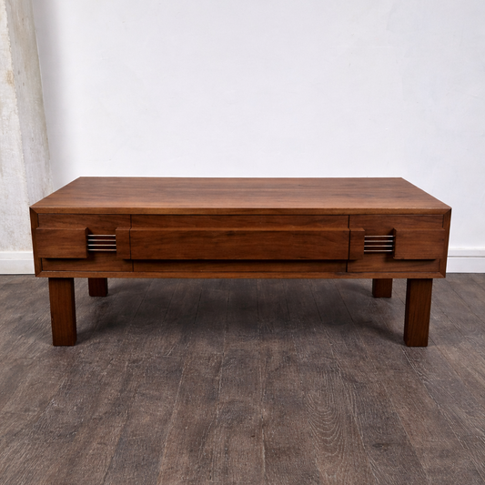 Table basse à tiroirs en teck, Suède 1960 – vue de face – en teck, laiton – Suède, années 1960 – Atelier 56