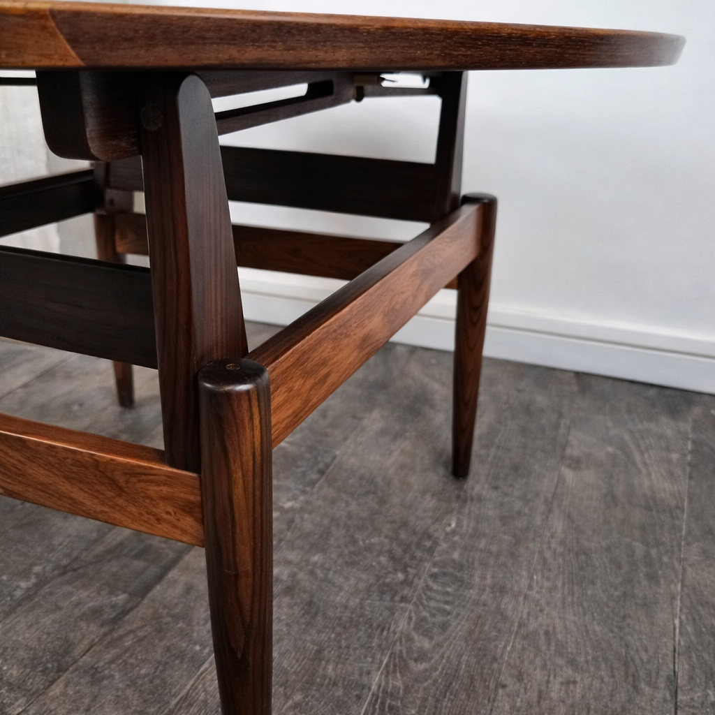 Table basse ronde en palissandre à hauteur modifiable, Danemark, 1960 – détail du piètement – en teck, palissandre – Danemark, années 1960 – Atelier 56