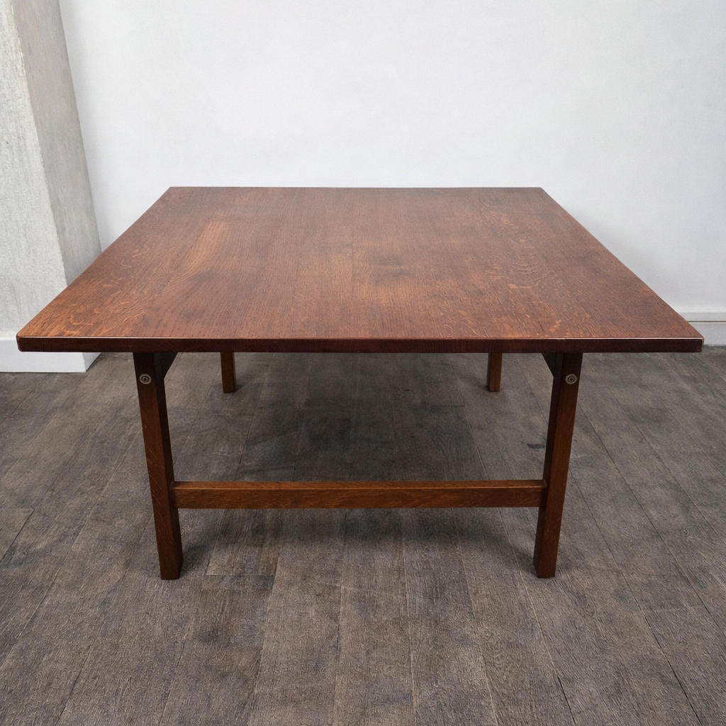 Table basse “AT22” en chêne par Hans Wegner, 1960 – vue de face – en chêne – Danemark, années 1960 – Atelier 56