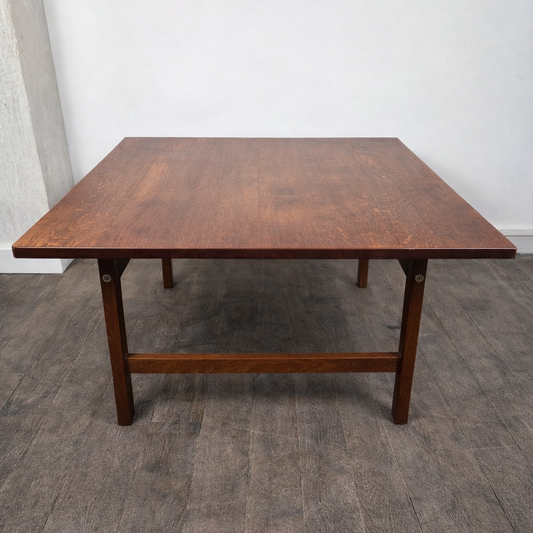 Table basse “AT22” en chêne par Hans Wegner, 1960 – vue de face – en chêne – Danemark, années 1960 – Atelier 56