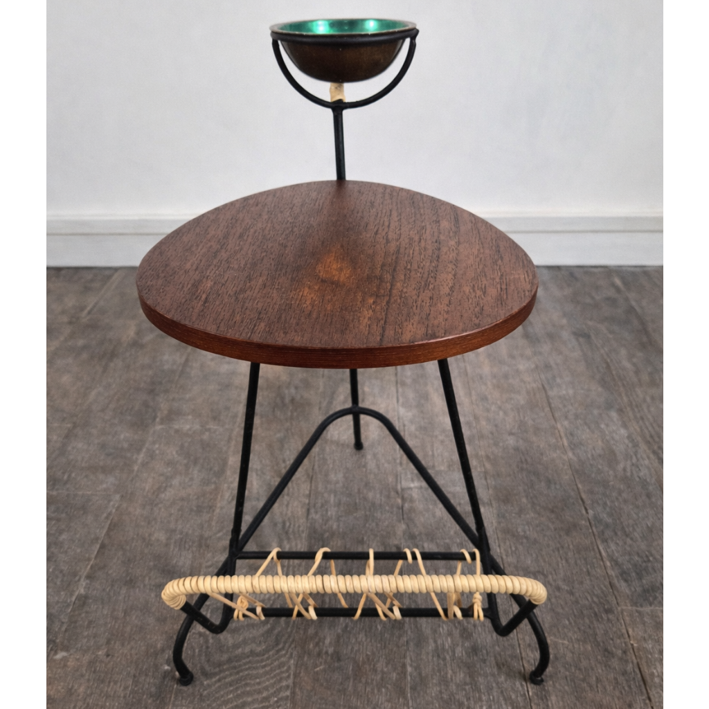 Petite table d'appoint, porte revues et cendrier en fer et teck, Danemark, 1950 – vue générale – en teck – Danemark, années 1950 – Atelier 56