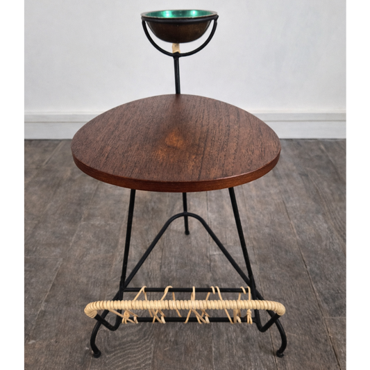 Petite table d'appoint, porte revues et cendrier en fer et teck, Danemark, 1950 – vue générale – en teck – Danemark, années 1950 – Atelier 56
