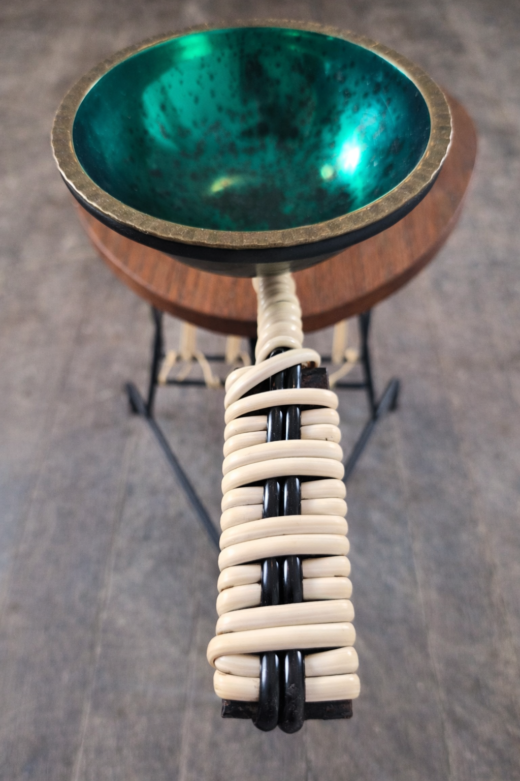 Petite table d'appoint, porte revues et cendrier en fer et teck, Danemark, 1950 – détail du plateau – en teck – Danemark, années 1950 – Atelier 56