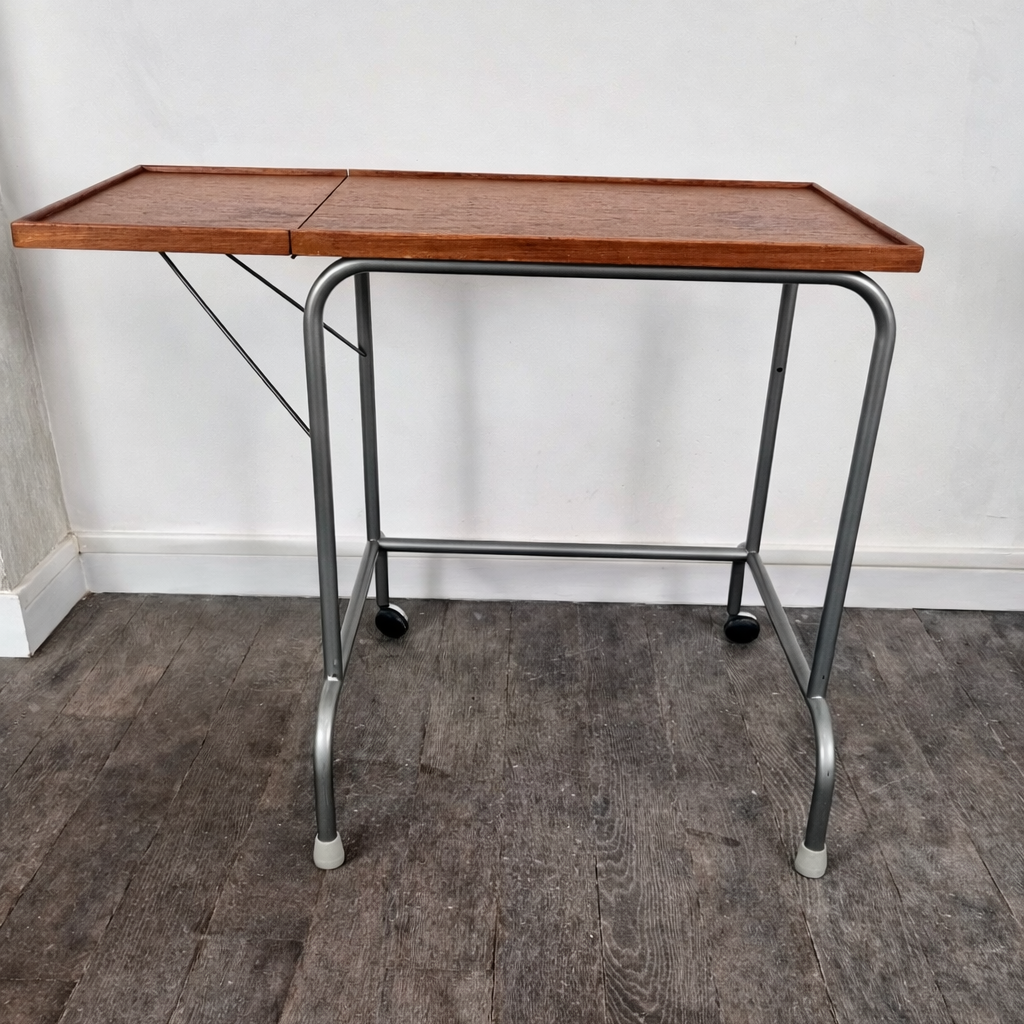 Table d'appoint à roulettes et extension mobile en teck et métal, Danemark, 1960 – vue de dessus – en teck, métal – Danemark, années 1960 – Atelier 56