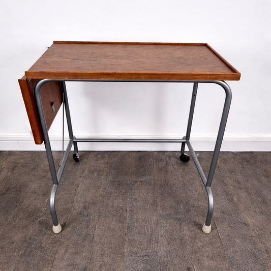 Table d'appoint à roulettes et extension mobile en teck et métal, Danemark, 1960 – vue générale – en teck, métal – Danemark, années 1960 – Atelier 56