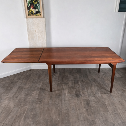 Table de salle à manger en teck avec extension par Johannes Andersen, pour Uldum møbelfabrik, Danemark, 1960 – vue de dessus – en teck – Danemark, années 1960 – Atelier 56