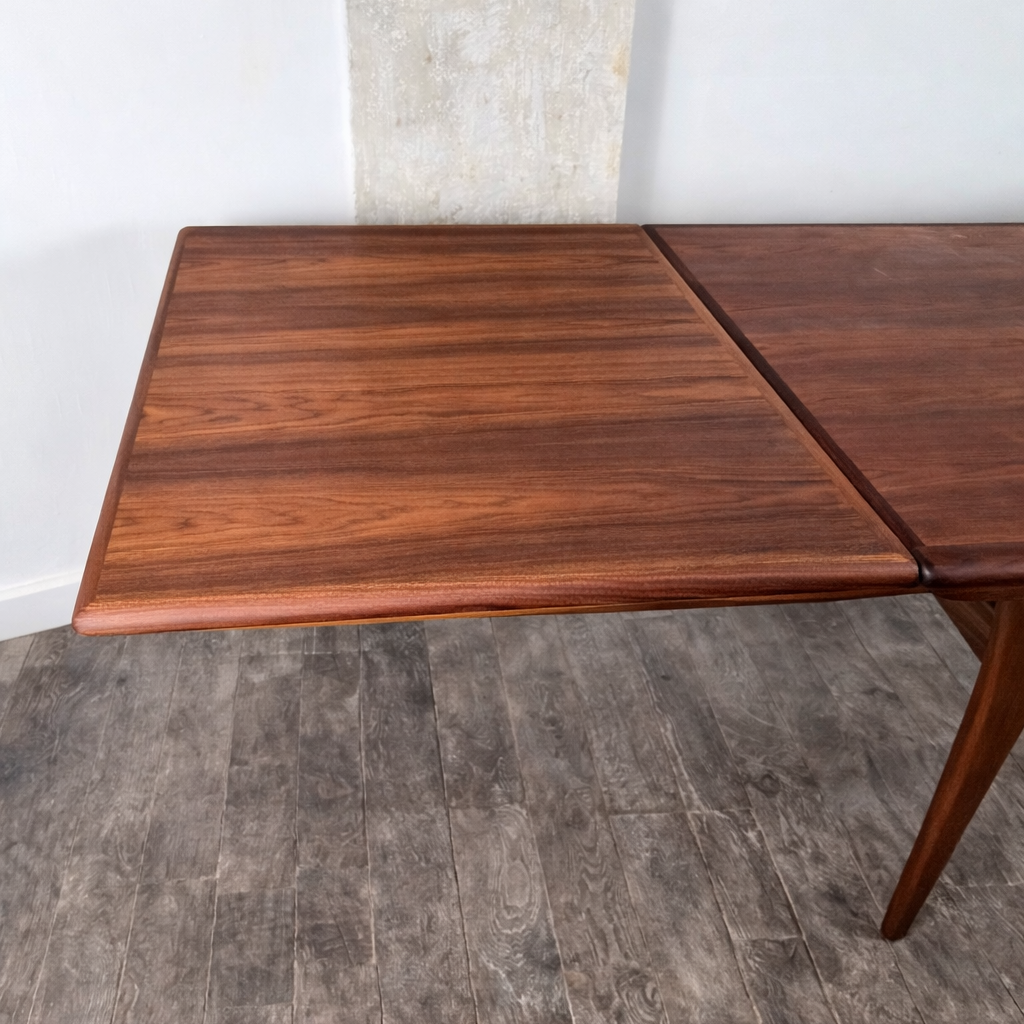 Table de salle à manger en teck avec extension par Johannes Andersen, pour Uldum møbelfabrik, Danemark, 1960 – vue de profil – en teck – Danemark, années 1960 – Atelier 56