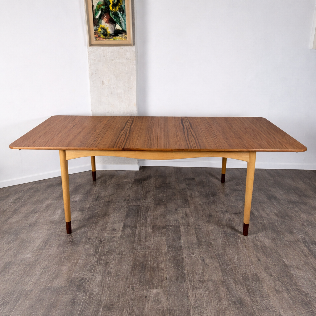 Rare table de salle à manger en teck et érable avec 2 extensions par Finn Juhl pour Bovirke, Danemark, 1950 – détail du plateau – en teck – Danemark, années 1950 – Atelier 56
