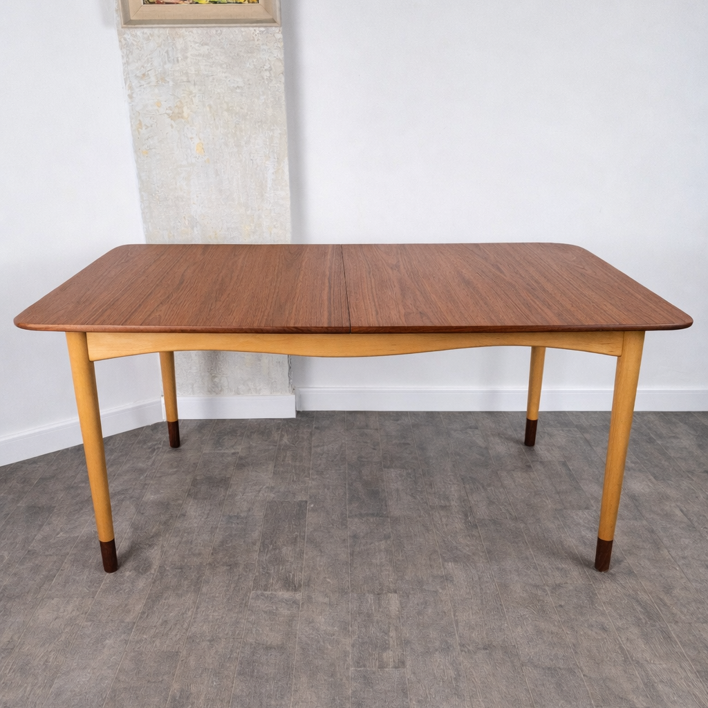 Rare table de salle à manger en teck et érable avec 2 extensions par Finn Juhl pour Bovirke, Danemark, 1950 – vue générale – en teck – Danemark, années 1950 – Atelier 56