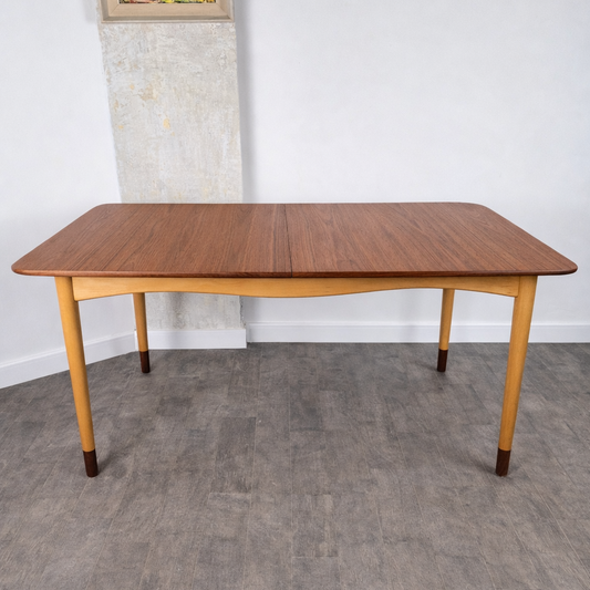Rare table de salle à manger en teck et érable avec 2 extensions par Finn Juhl pour Bovirke, Danemark, 1950 – vue générale – en teck – Danemark, années 1950 – Atelier 56