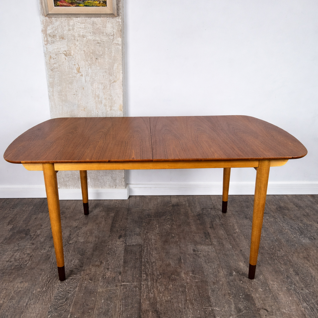 Rare table de salle à manger en teck et érable avec 2 extensions par Finn Juhl pour Søren Willadsen, Danemark, 1960 – vue générale – en teck – Danemark, années 1960 – Atelier 56
