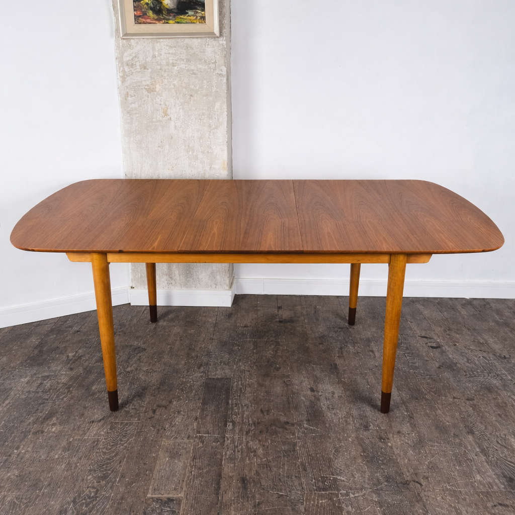 Rare table de salle à manger en teck et érable avec 2 extensions par Finn Juhl pour Søren Willadsen, Danemark, 1960 – vue de profil – en teck – Danemark, années 1960 – Atelier 56