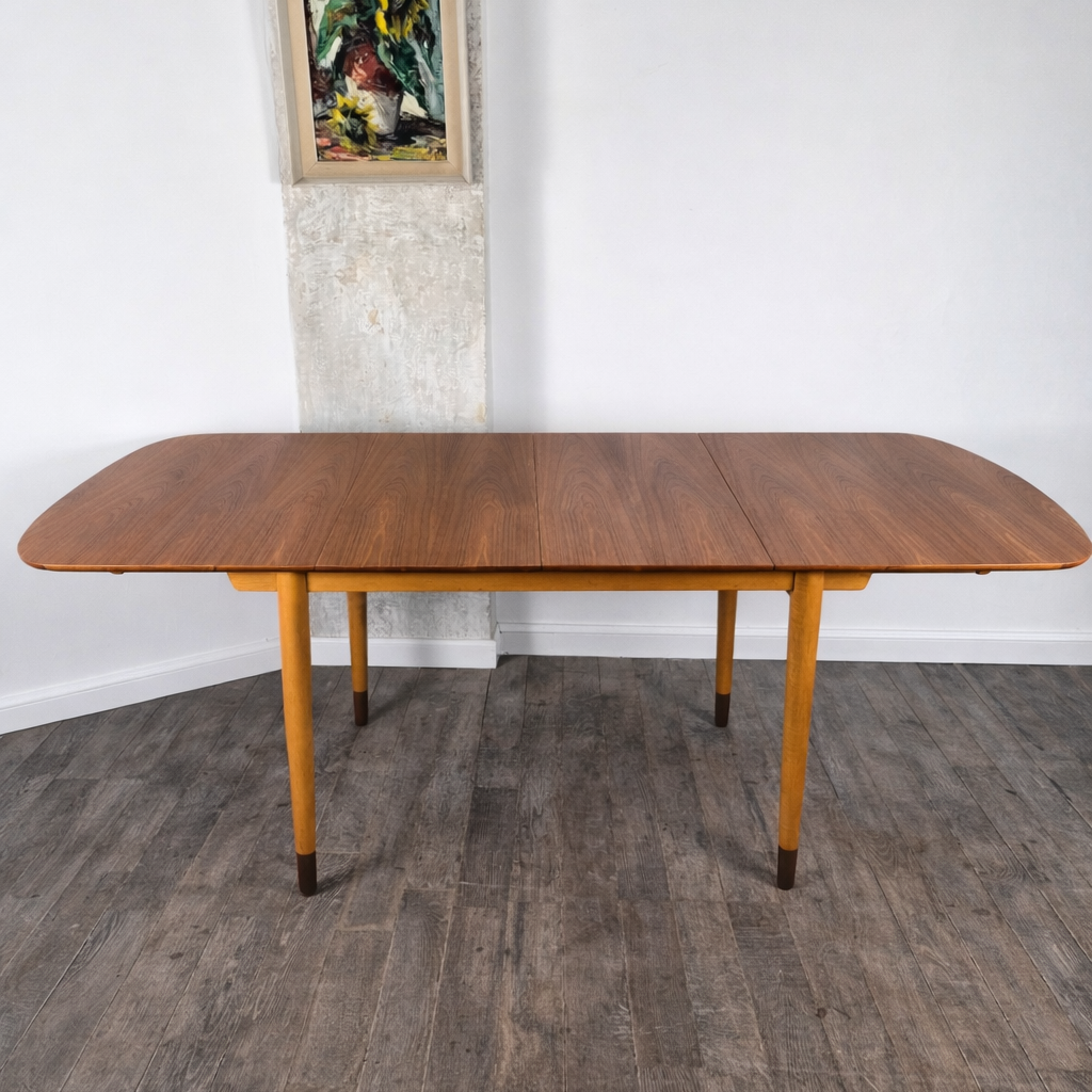 Rare table de salle à manger en teck et érable avec 2 extensions par Finn Juhl pour Søren Willadsen, Danemark, 1960 – détail du plateau – en teck – Danemark, années 1960 – Atelier 56