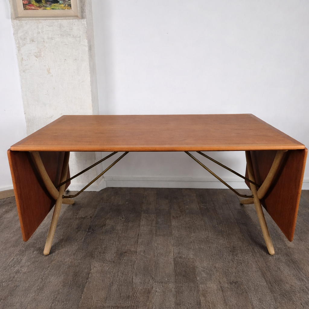 Rare table de salle à manger en teck et laiton, modèle AT 304 par Hans Wegner pour Andreas Tuck, Danemark, 1950 – vue générale – en teck, chêne, laiton – Danemark, années 1950 – Atelier 56