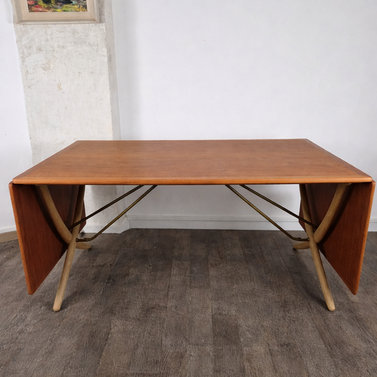 Rare table de salle à manger en teck et laiton, modèle AT 304 par Hans Wegner pour Andreas Tuck, Danemark, 1950 – vue générale – en teck, chêne, laiton – Danemark, années 1950 – Atelier 56