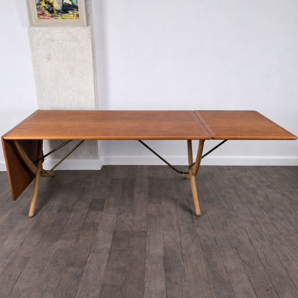 Rare table de salle à manger en teck et laiton, modèle AT 304 par Hans Wegner pour Andreas Tuck, Danemark, 1950 – vue de face – en teck, chêne, laiton – Danemark, années 1950 – Atelier 56