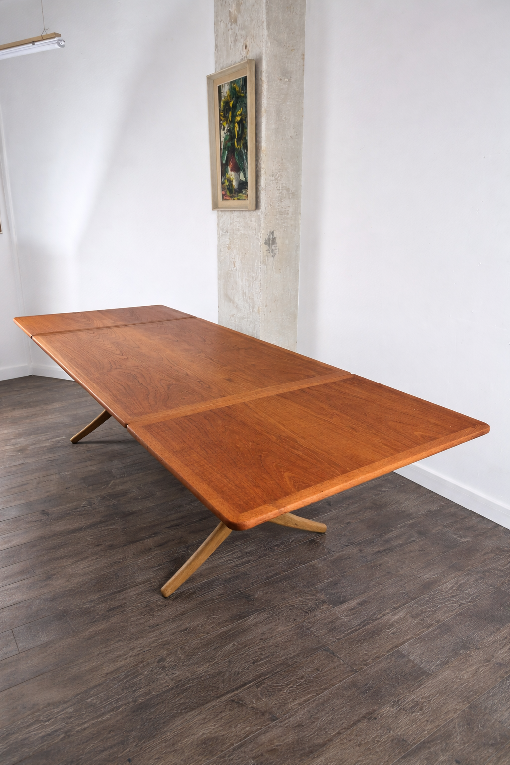 Rare table de salle à manger en teck et laiton, modèle AT 304 par Hans Wegner pour Andreas Tuck, Danemark, 1950 – vue de profil – en teck, chêne, laiton – Danemark, années 1950 – Atelier 56
