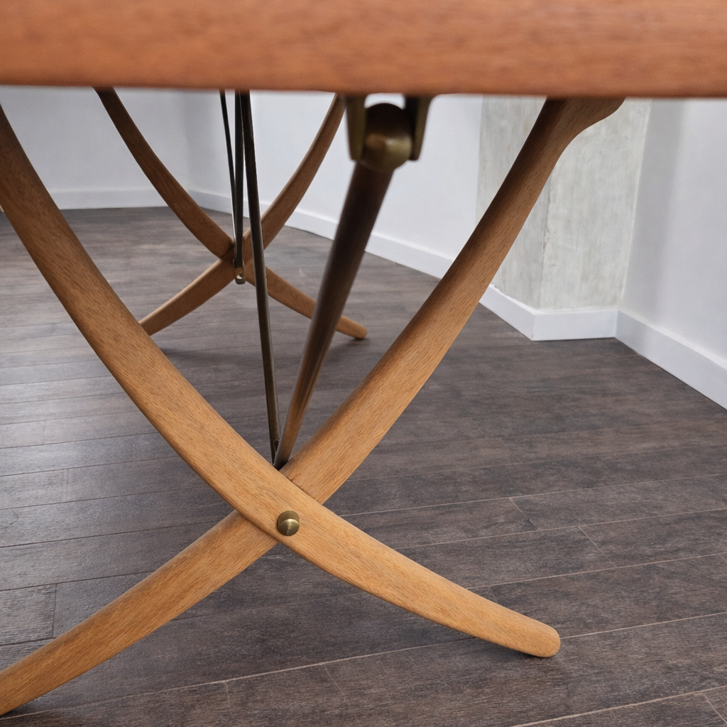 Rare table de salle à manger en teck et laiton, modèle AT 304 par Hans Wegner pour Andreas Tuck, Danemark, 1950 – détail du bois et de la patine – en teck, chêne, laiton.